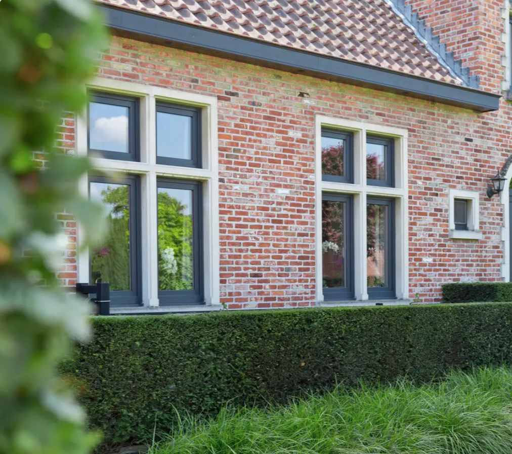 PVC-ramen met zicht op de tuin