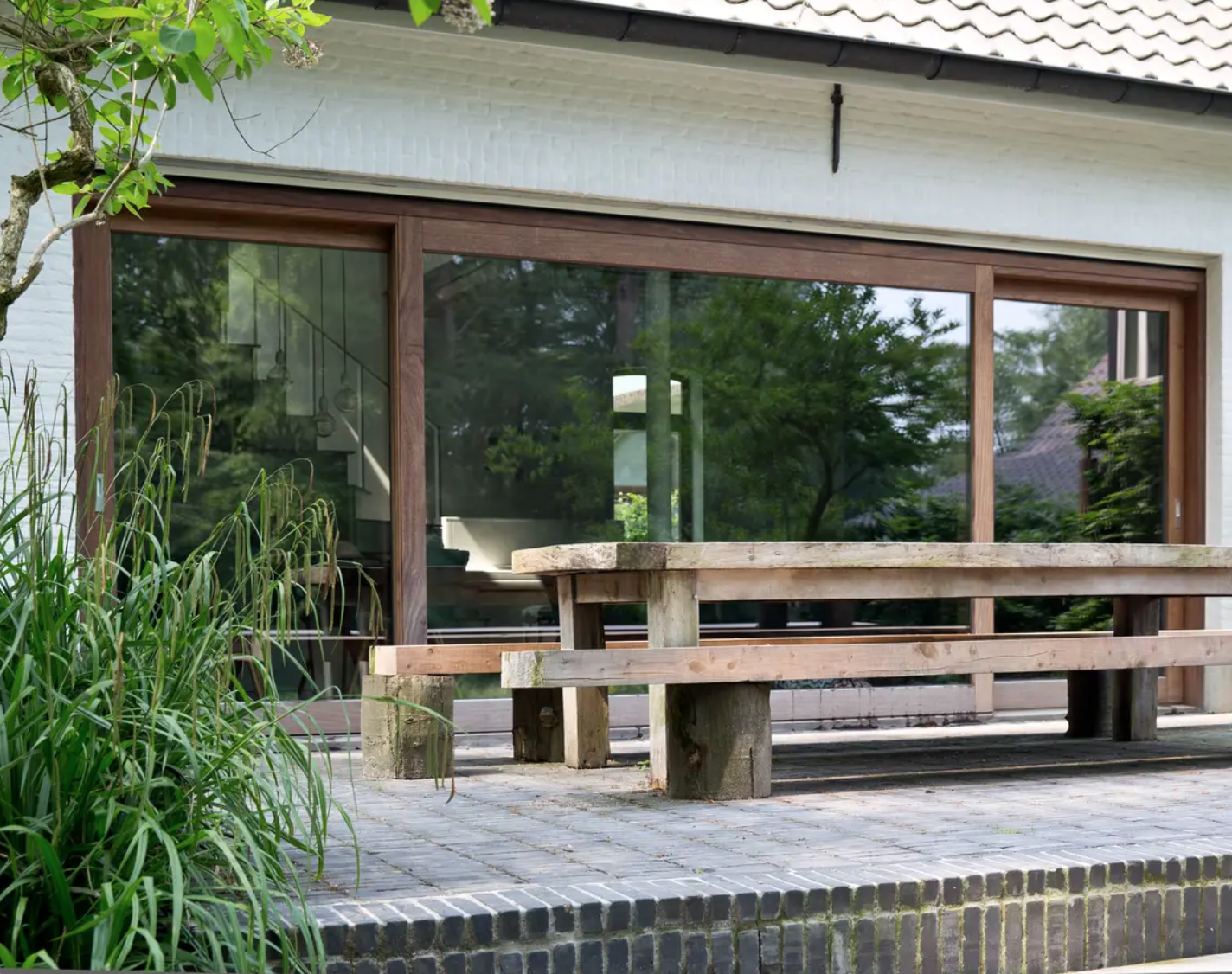 Houten ramen in de gevel
